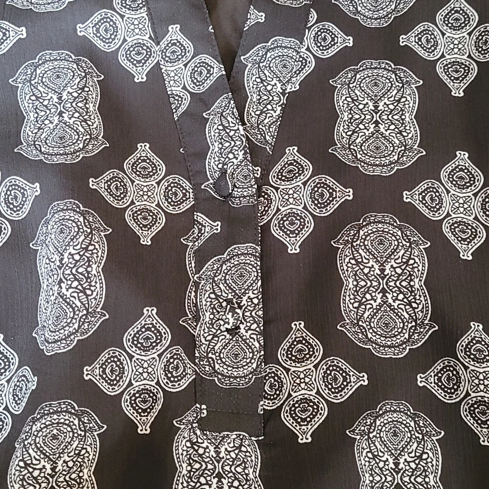 Rose and Olive Tiered Hemline Vee Neckline Graphic Print Dress - Size Medium - Picture 9 of 14